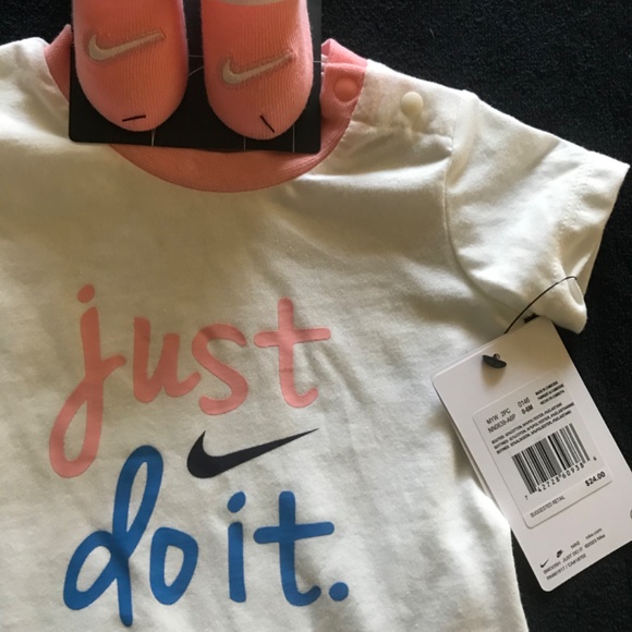 🌸 Nike 2- Piece Set 0-6 Months 🌸 - Picture 4 of 10